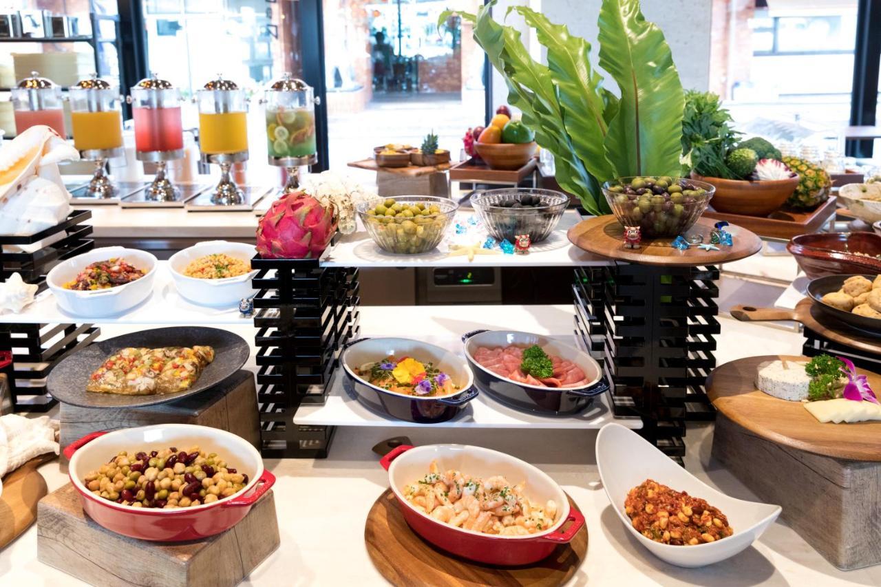 Hewitt Resort Naha Buitenkant foto A buffet at a hotel