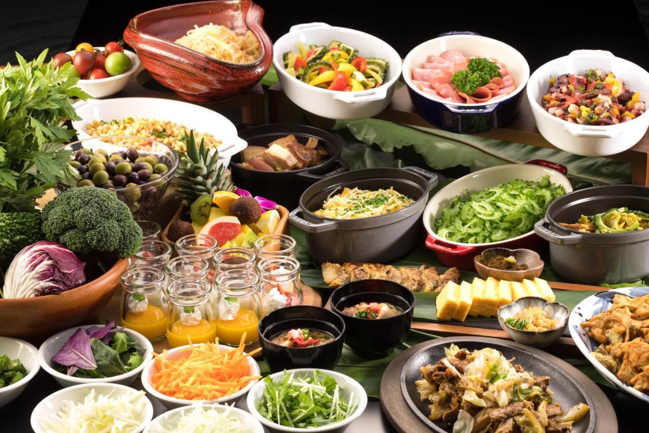 Hewitt Resort Naha Buitenkant foto A selection of Thai cuisine