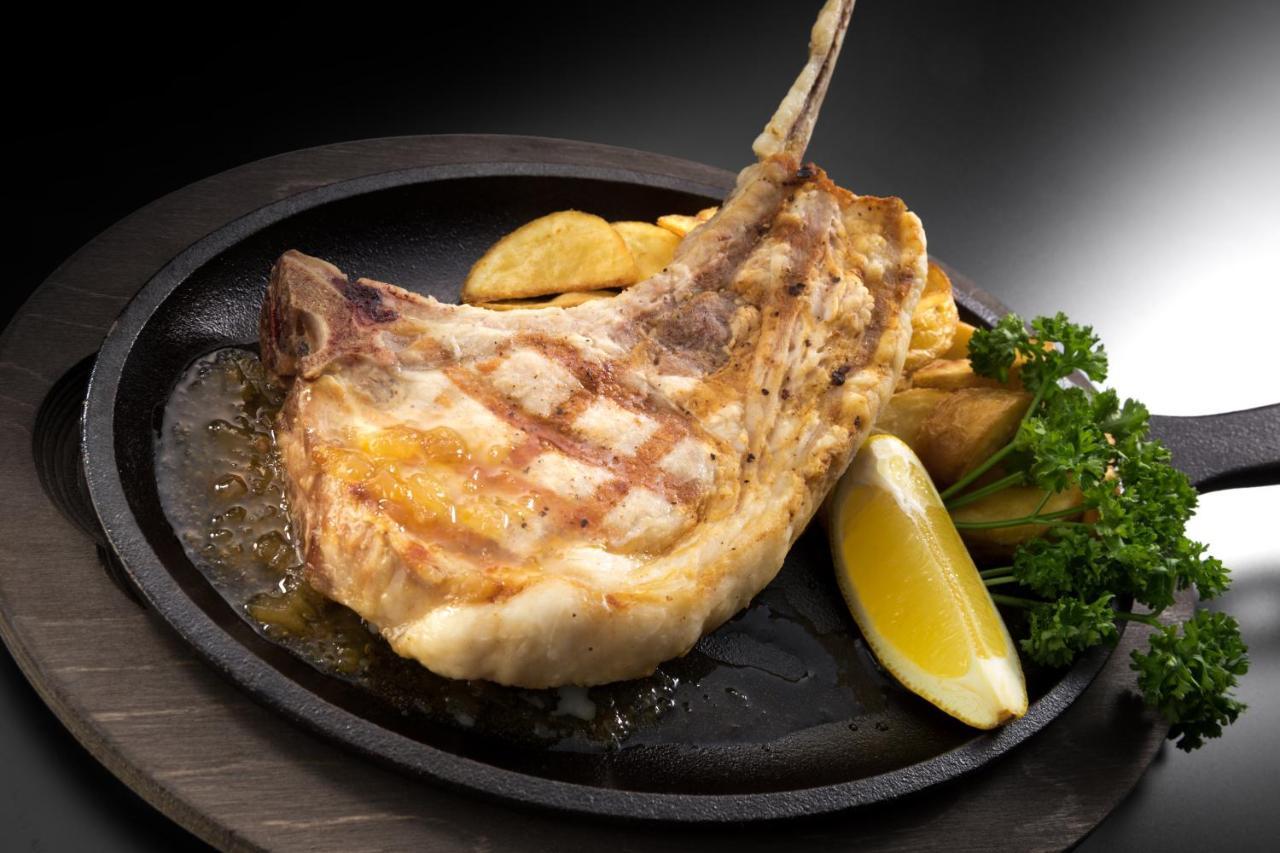 Hewitt Resort Naha Buitenkant foto A grilled pork chop