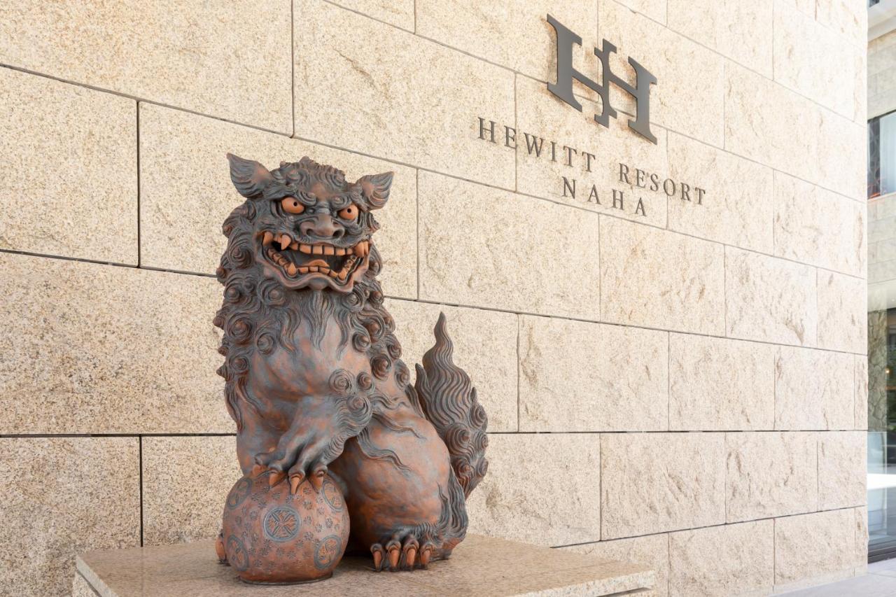 Hewitt Resort Naha Buitenkant foto The Shisa dog at the entrance of the hotel