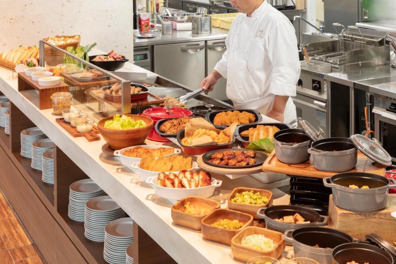 Hewitt Resort Naha Buitenkant foto A buffet at a hotel
